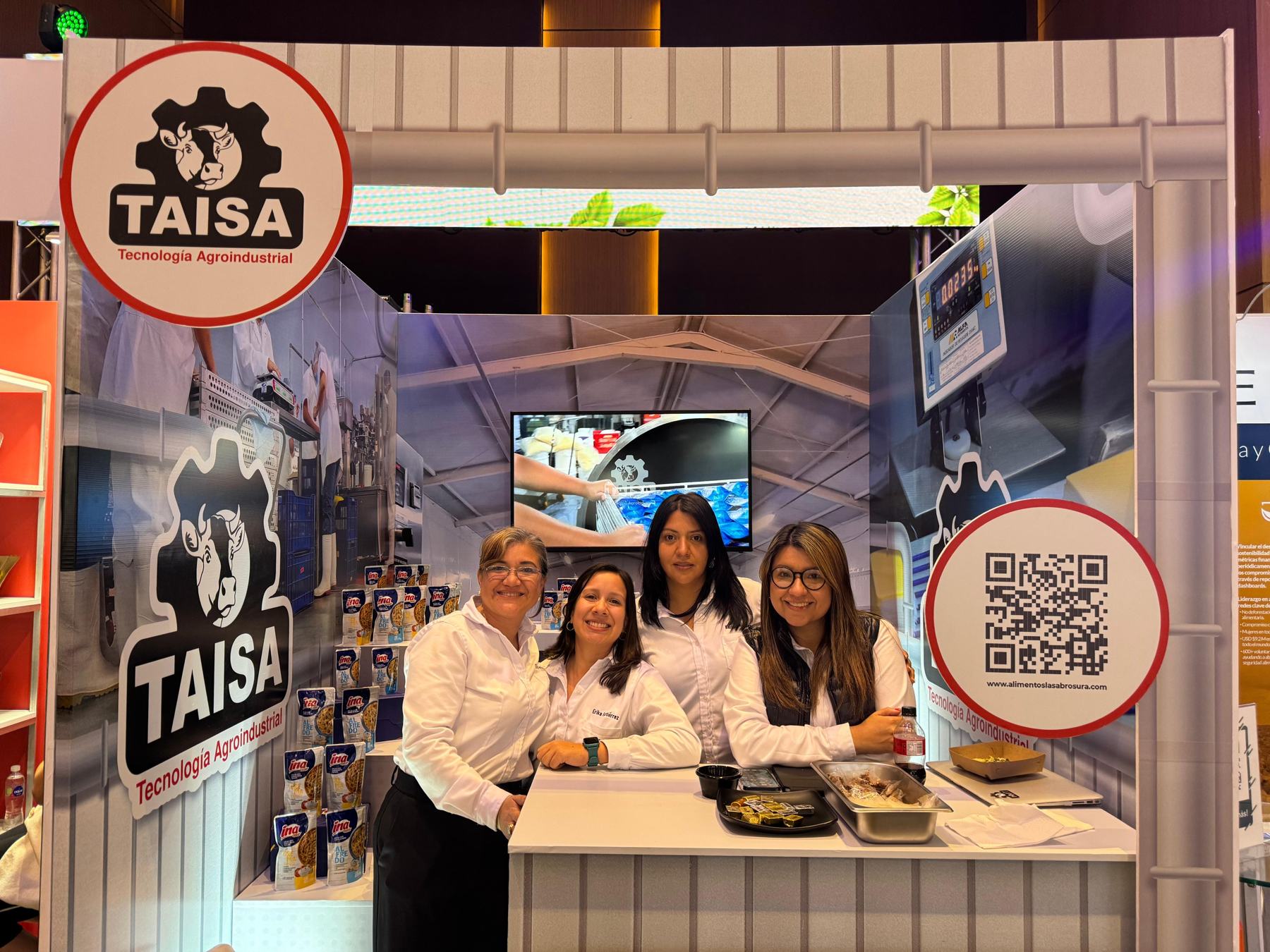 Equipo de TAISA en su stand